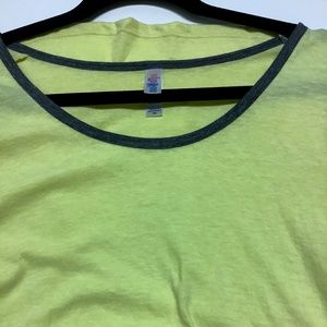 New with tags xs Lularoe classic tee shirt